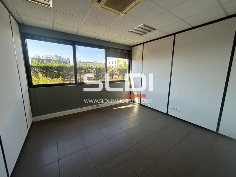 Locaux d'activités A LOUER - DARDILLY - 1 854 m²