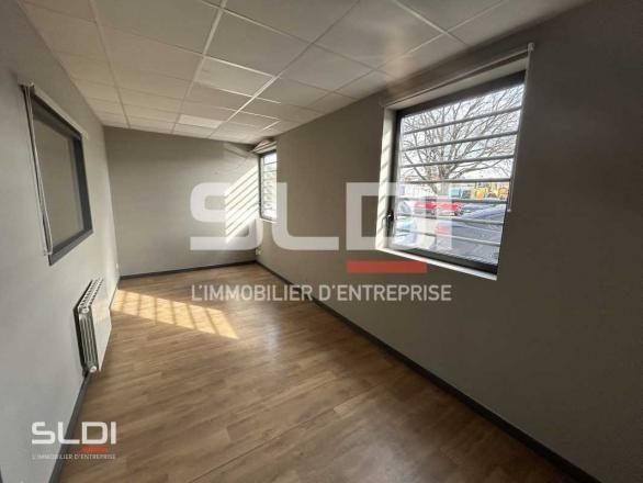 Activités A LOUER - SAINT PRIEST - 1 900 m²