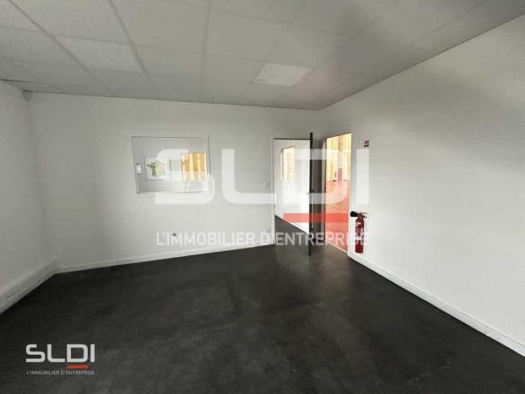 Activités A LOUER - SAINT PRIEST - 1 900 m²