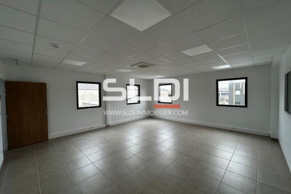 Locaux d'activités A LOUER - SAINT PRIEST - 355 m²