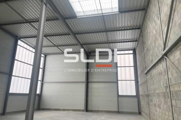 Locaux d'activités A VENDRE - OULLINS-PIERRE-BÉNITE - 2 382 m²