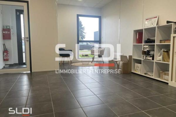 Locaux d'activités A LOUER - SAINT PRIEST - 328 m²
