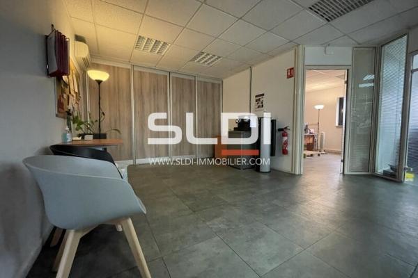 Locaux d'activités A LOUER - GENAS - 1 858 m²