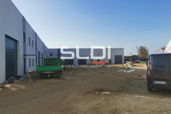 Locaux d'activités A LOUER - MORESTEL - 2 722 m²