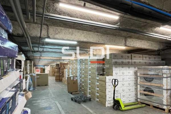 Locaux d'activités A VENDRE - VAULX EN VELIN - 1 800 m²