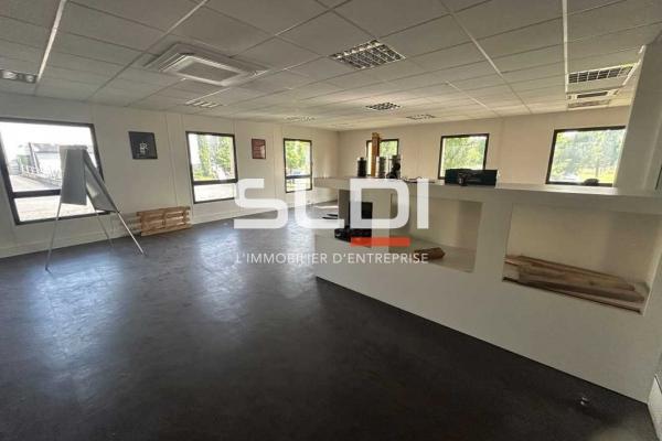 Locaux d'activités A LOUER - ARNAS - 3 304 m²