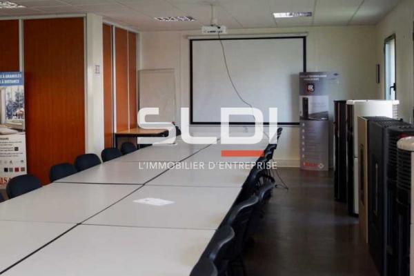 Locaux d'activités A LOUER - ARNAS - 3 304 m²