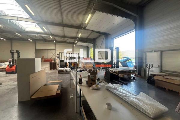 Locaux d'activités A LOUER - ARNAS - 3 304 m²