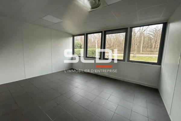 Locaux d'activités A LOUER - SAINT PRIEST - 2 160 m²