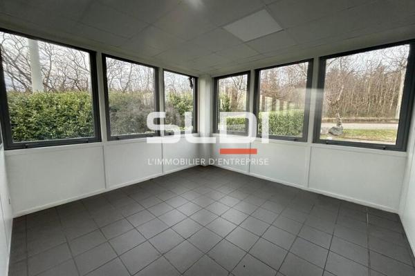 Locaux d'activités A LOUER - SAINT PRIEST - 2 160 m²