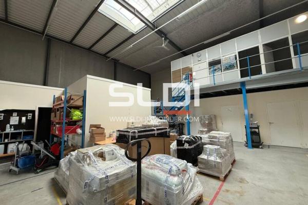 Locaux d'activités A LOUER - SAINT PRIEST - 598 m²