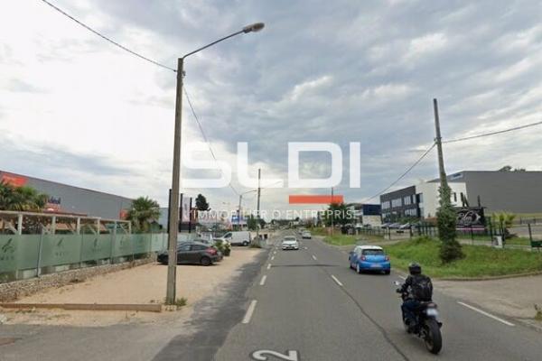 Commerces A LOUER - SAINT GENIS LAVAL - 750 m²