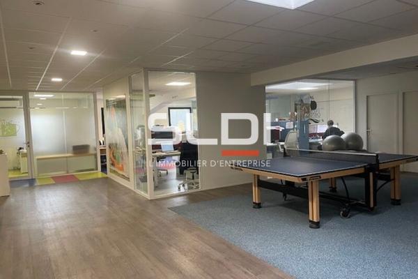 Locaux d'activités A VENDRE - RILLIEUX LA PAPE - 850 m²