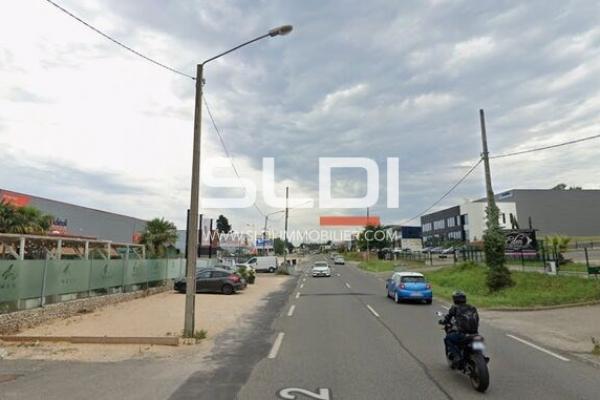 Commerces A LOUER - SAINT GENIS LAVAL - 990 m²