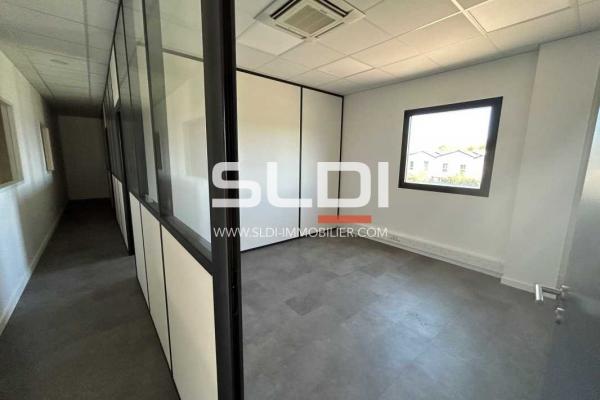 Locaux d'activités A LOUER - SAINT PRIEST - 340 m²