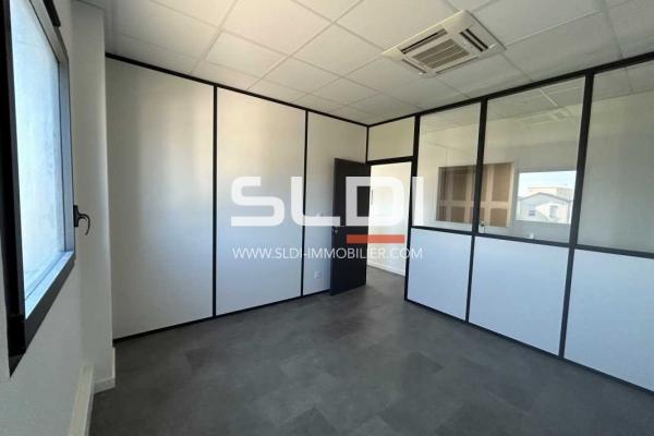 Locaux d'activités A LOUER - SAINT PRIEST - 340 m²