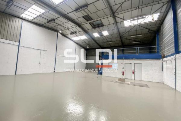 Locaux d'activités A LOUER - CHASSIEU - 350 m²