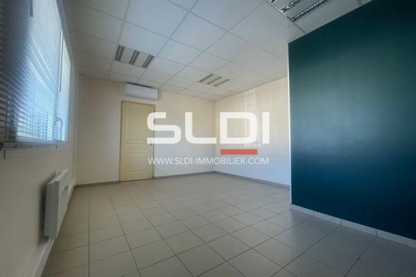 Locaux d'activités A LOUER - CHASSIEU - 297 m²
