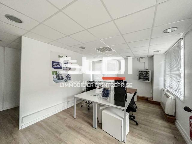 Locaux d'activités A LOUER - DARDILLY - 1 689 m²