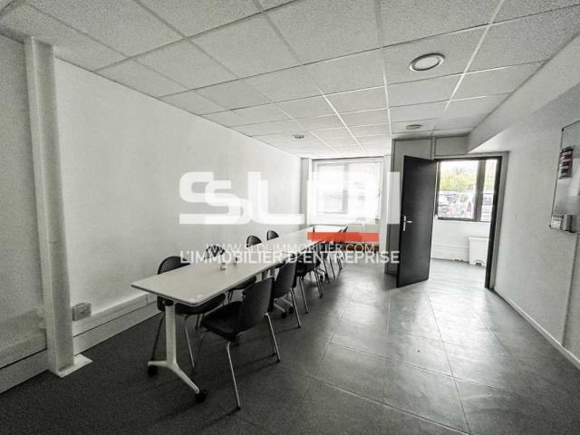 Locaux d'activités A LOUER - DARDILLY - 1 689 m²