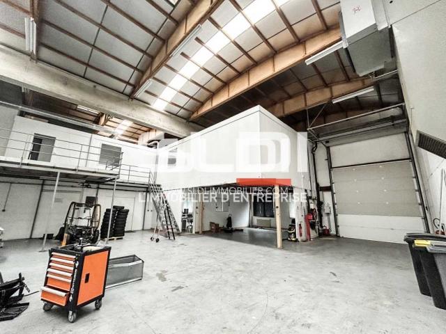 Locaux d'activités A LOUER - DARDILLY - 1 689 m²