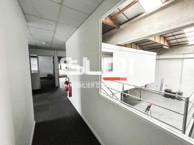 Locaux d'activités A LOUER - DARDILLY - 1 689 m²