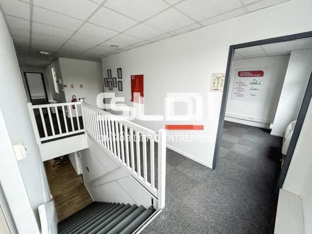 Locaux d'activités A LOUER - DARDILLY - 1 689 m²