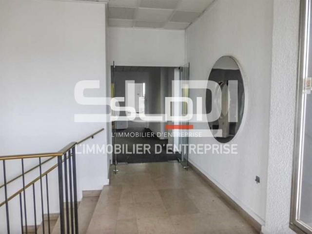 Locaux d'activités A VENDRE OU A LOUER - DECINES CHARPIEU - 2 300 m²