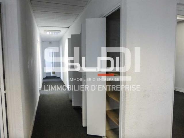 Locaux d'activités A VENDRE OU A LOUER - DECINES CHARPIEU - 2 300 m²