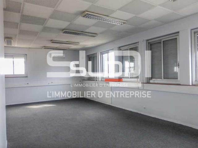 Locaux d'activités A VENDRE OU A LOUER - DECINES CHARPIEU - 2 300 m²