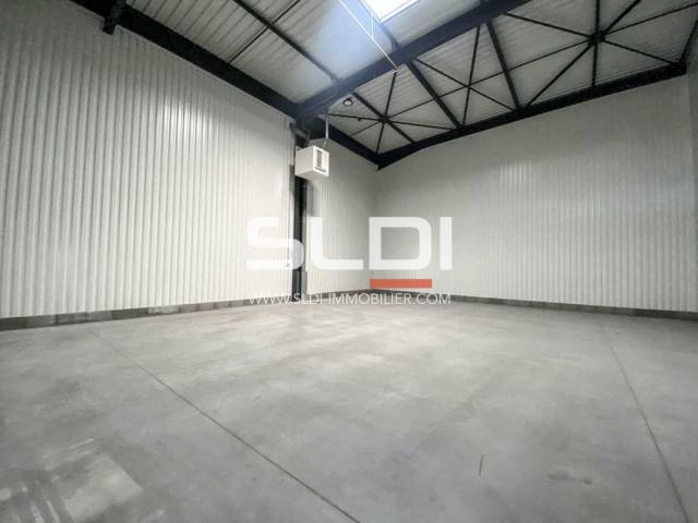 Locaux d'activités A LOUER - SAINT PRIEST - 4 450 m²