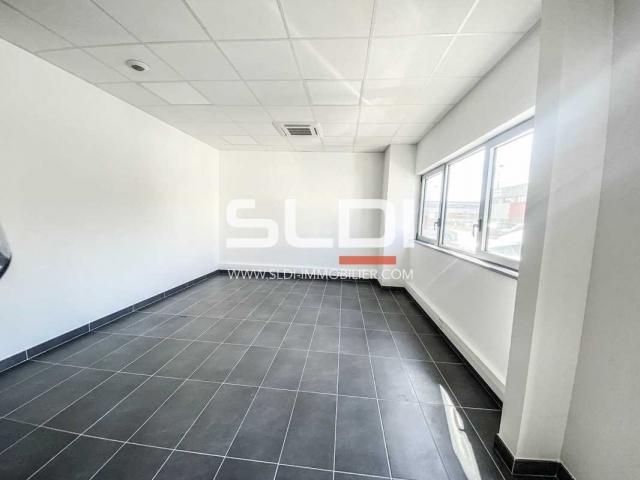 Locaux d'activités A LOUER - SAINT PRIEST - 4 450 m²