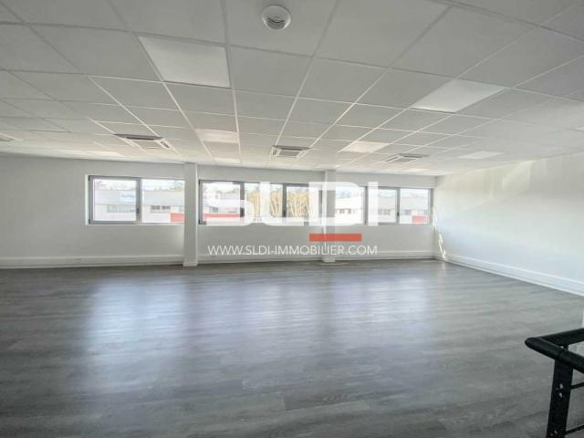 Locaux d'activités A LOUER - SAINT PRIEST - 4 450 m²