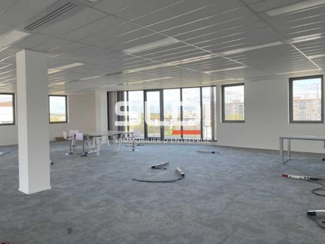 Bureaux A VENDRE OU A LOUER - VENISSIEUX - 2 354 m²