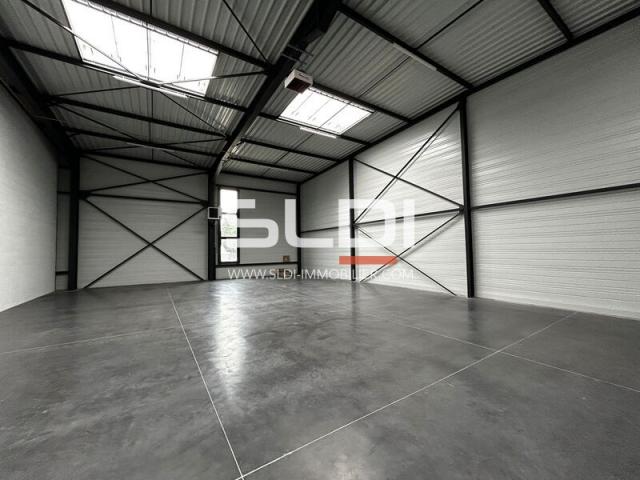 Locaux d'activités A LOUER - SAINT PRIEST - 355 m²