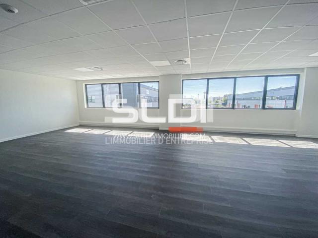 Locaux d'activités A LOUER - MEYZIEU - 2 055 m²