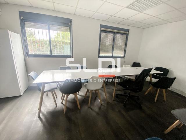 Locaux d'activités A LOUER - CHASSIEU - 1 600 m²