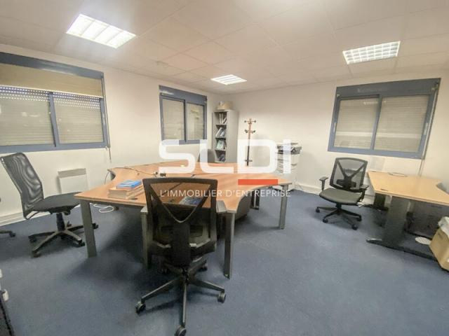 Locaux d'activités A LOUER - CHASSIEU - 1 600 m²