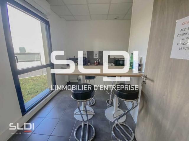 Locaux d'activités A LOUER - SAINT PRIEST - 328 m²