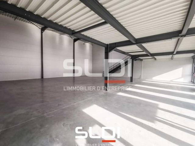 Locaux d'activités A VENDRE OU A LOUER - VILLEFONTAINE - 443 m²