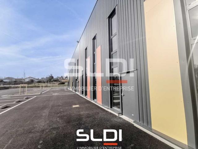 Locaux d'activités A VENDRE OU A LOUER - VILLEFONTAINE - 443 m²