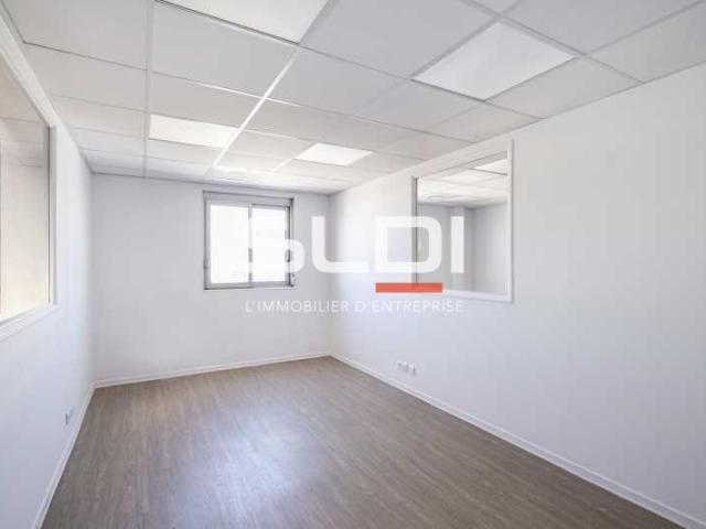 Locaux d'activités A LOUER - CORBAS - 1 298 m²