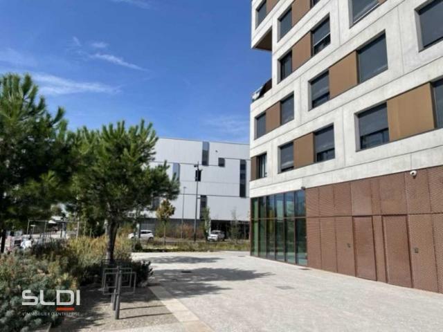 Commerces A LOUER - VENISSIEUX - 179 m²
