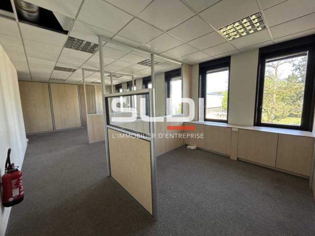Bureaux A LOUER - DARDILLY - 351 m²