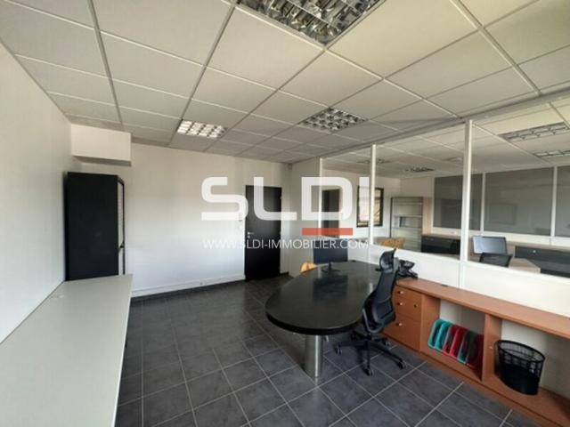 Locaux d'activités A VENDRE - DAGNEUX - 685 m²