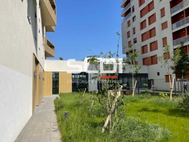 Commerces A LOUER - VENISSIEUX - 169 m²