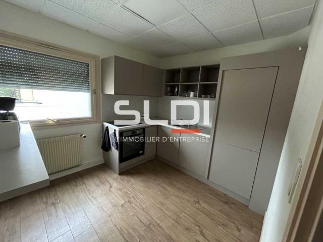 Bureaux A LOUER - CHARBONNIERES LES BAINS - 154 m²