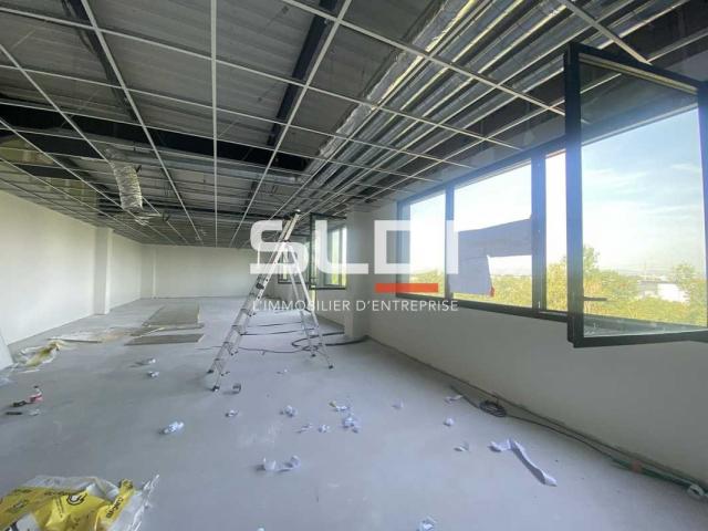 Locaux d'activités A LOUER - SAINT PRIEST - 456 m²