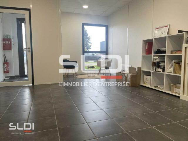 Locaux d'activités A LOUER - SAINT PRIEST - 328 m²