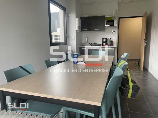 Locaux d'activités A LOUER - SAINT PRIEST - 328 m²